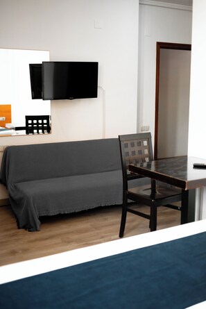 Comfort-Dreibettzimmer, mit Bad | Hochwertige Bettwaren, laptopgeeigneter Arbeitsplatz