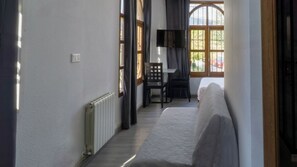 Quarto triplo conforto, suíte | Roupas de cama premium, espaço de trabalho para notebook