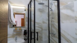 Comfort Triple Room, Ensuite | Bathroom | Hair dryer, towels, soap, shampoo - Hotel Sundos Feria Valencia (Valencia)