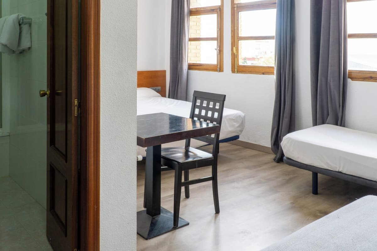 Comfort Quadruple Room, Ensuite | 1 bedroom, premium bedding, laptop workspace, blackout drapes