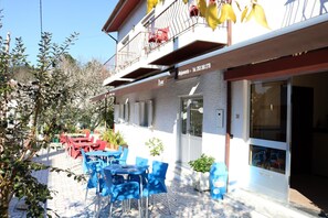 Breakfast, lunch and dinner served