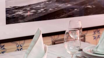 Sarapan, makan tengah hari dan makan malam dihidangkan