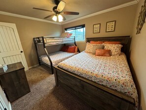 3 bedrooms, WiFi, bed sheets - All Decked Out at Lake Texoma! (Kingston)
