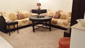 Appartement, 2 slaapkamers | Woonruimte | Een 32-inch plasmatelevisie met satellietzenders en televisie