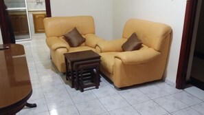 Departamento, 2 habitaciones | Área de sala de estar | Televisión de plasma de 32 pulgadas con canales vía satélite 