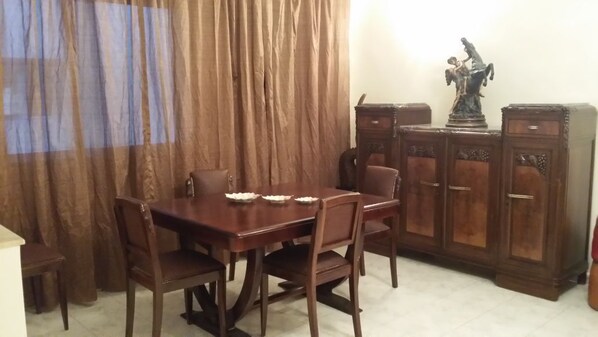 Appartement, 2 slaapkamers | Woonkamer | Een 32-inch plasmatelevisie met satellietzenders en televisie