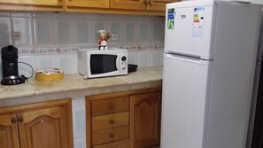 Appartement, 2 slaapkamers | Privékeuken | Een koelkast met diepvriezer, een kookplaat, een espressoapparaat