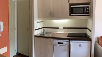 Réfrigérateur, micro-ondes, plaque de cuisson, lave-vaisselle