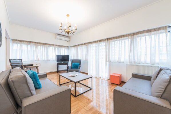 Classic Apartment, 3 Bedrooms | Living room