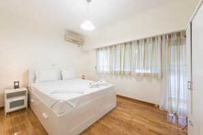 3 bedrooms, Egyptian cotton sheets, premium bedding - Spacious Holiday Family Home  by Cloudkeys (Athens)