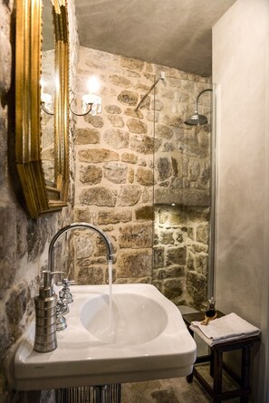 Habitación doble, planta baja (Carmine) | Lavabo del cuarto de baño