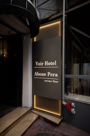 A hotel entrance sign for "Voir Hotel Abone Pera" on the terrace floor. - Voir Hotel Pera (Istanbul)