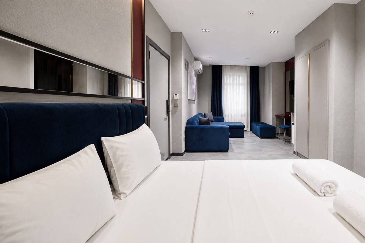 Comfort Room | Premium bedding, minibar, in-room safe, iron/ironing board (on request)