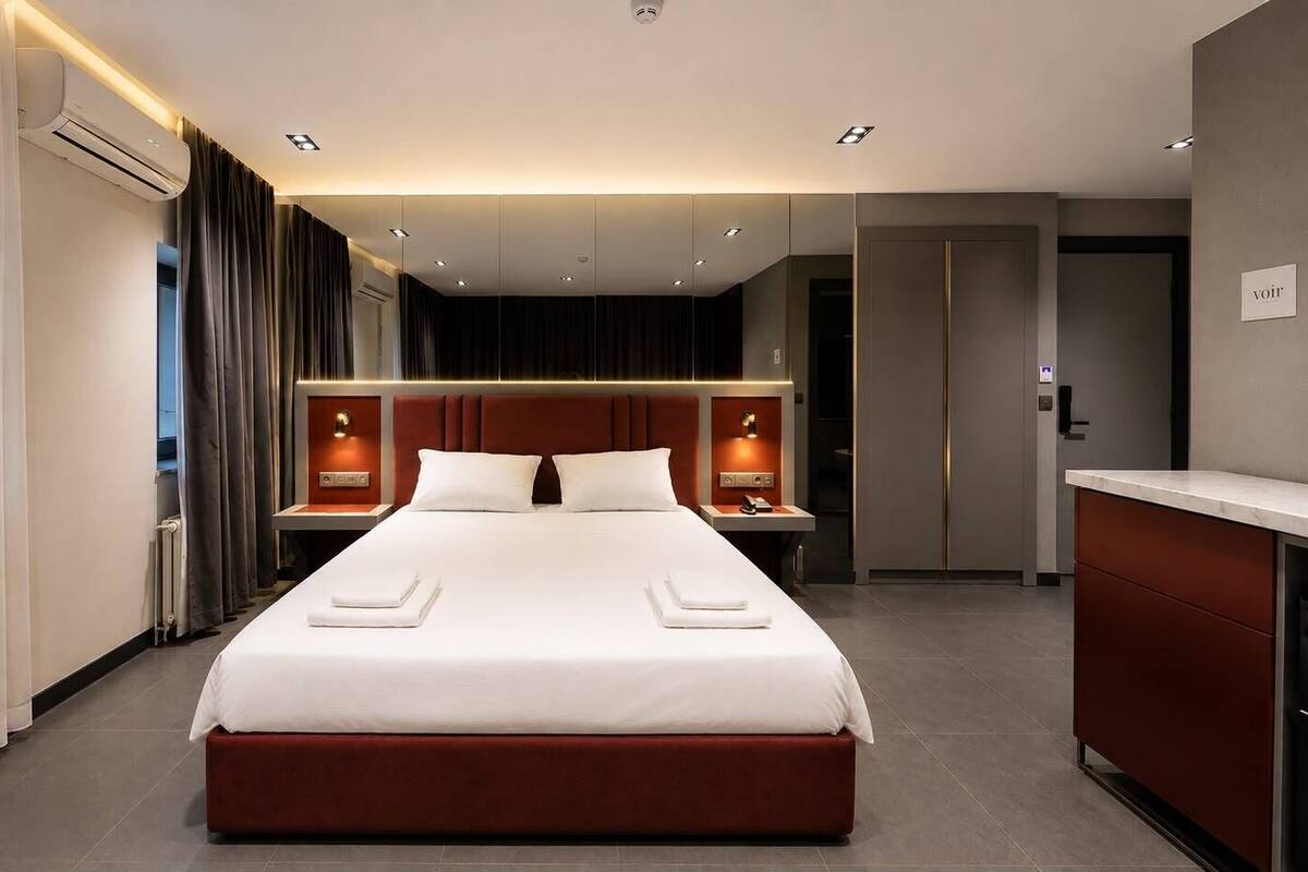 Deluxe Double Room | Premium bedding, minibar, in-room safe, iron/ironing board (on request)