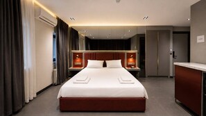 A hotel room with a large bed, bedside tables, a desk, and a wardrobe. - Voir Hotel Pera (Istanbul)