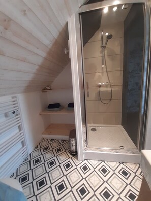 Shower, hair dryer, towels, soap - Pretty fisherman's cottage with courtyard in town center - 200m from the port (Concarneau)