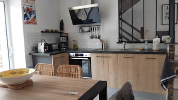 Kühlschrank, Mikrowelle, Ofen, Herdplatte