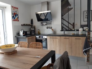 Fridge, microwave, oven, stovetop - Pretty fisherman's cottage with courtyard in town center - 200m from the port (Concarneau)