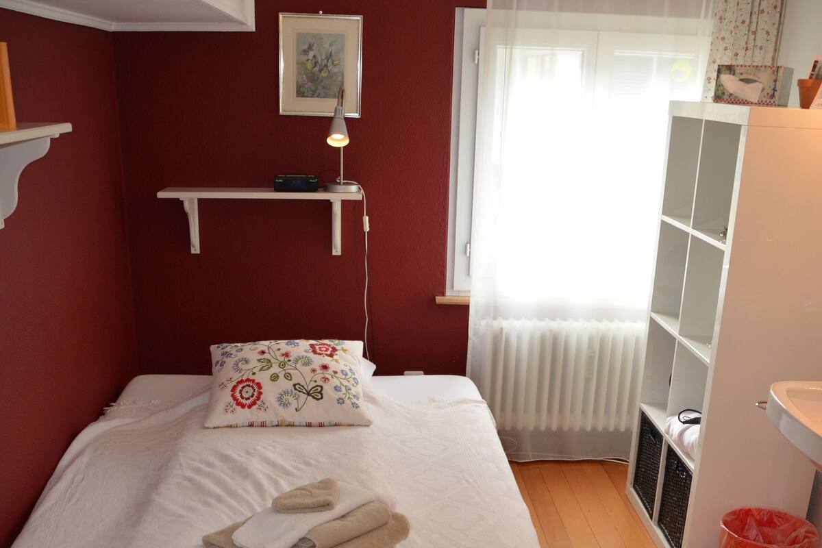 Premium bedding, in-room safe, individually decorated