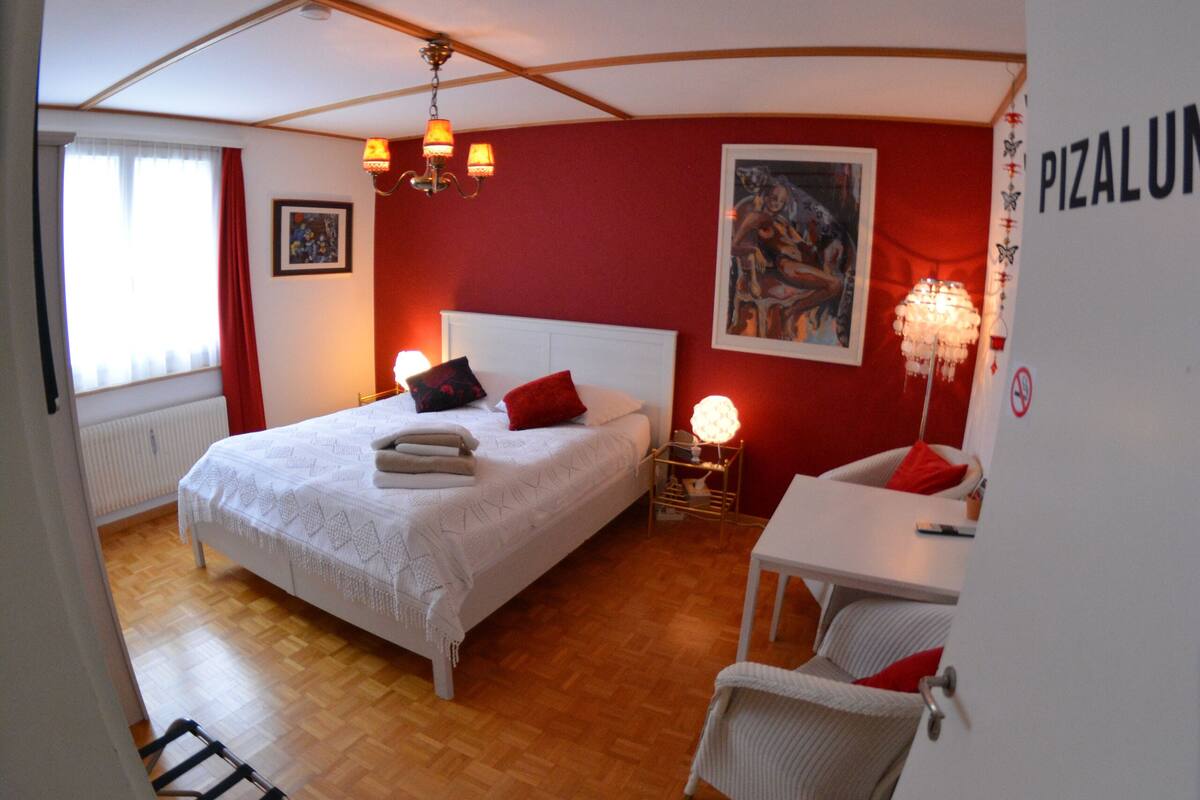 Premium bedding, in-room safe, individually decorated