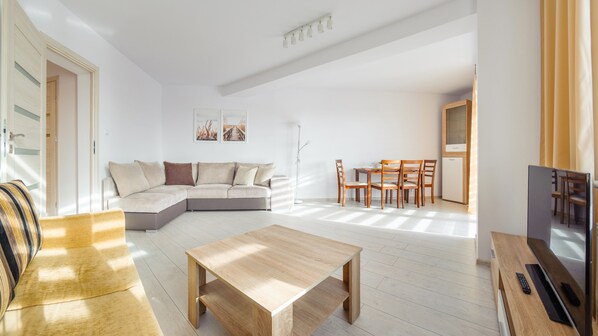 Apartment (7B/3) | Living area | Flat-screen TV