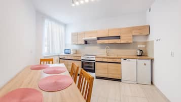 Departamento (7B/3) | Cocineta privada | Refrigerador con congelador, parrilla de estufa y cafetera y tetera