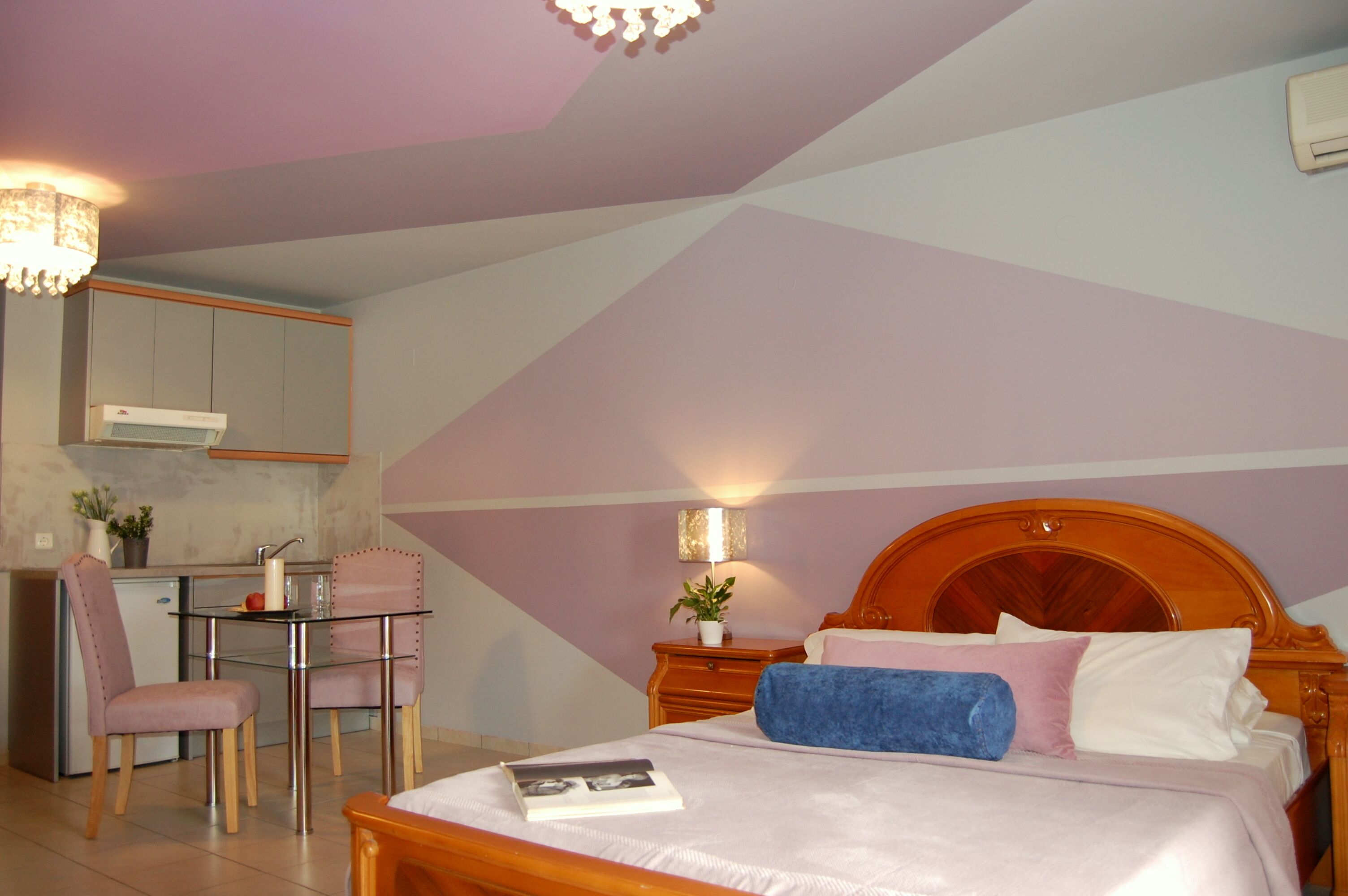 Desk, soundproofing, WiFi (free), bed sheets