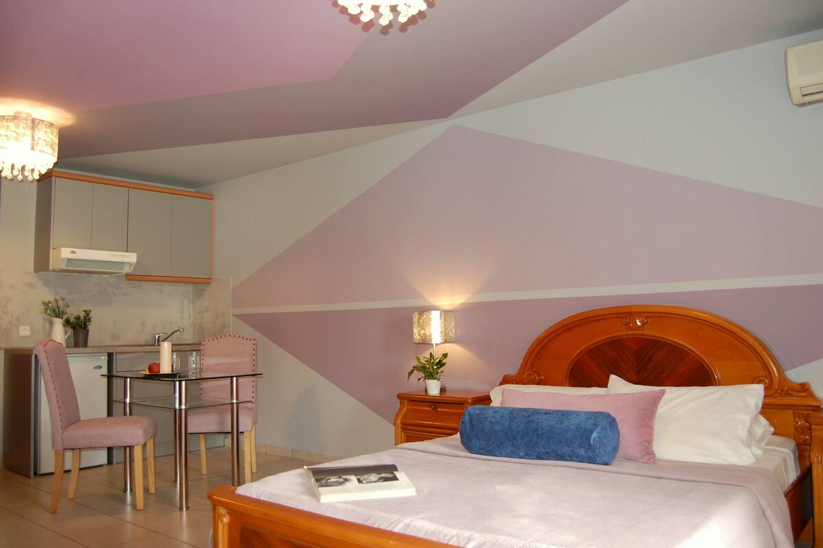 Desk, soundproofing, free WiFi, bed sheets