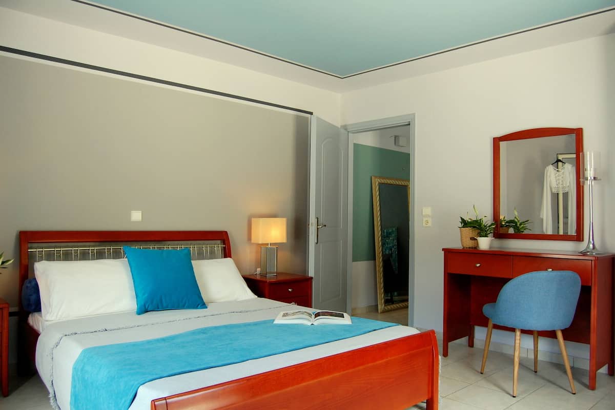 Desk, soundproofing, free WiFi, bed sheets
