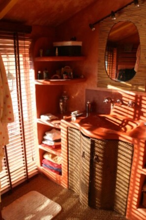 Bathtub, hair dryer, towels, shampoo
