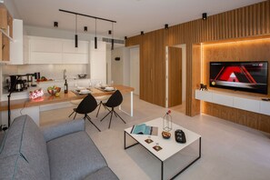 Een smart-tv en een stereo