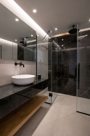 Shower, hair dryer, towels, shampoo - Acropolis Golden Suites | 3 by GHH (Athina)