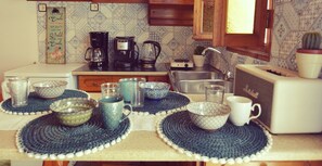 Frigorífico, placa de cocina, cafetera o tetera y hervidor eléctrico