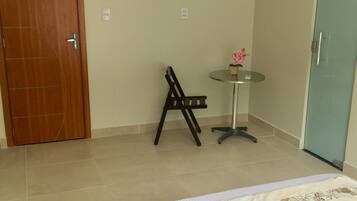 Kamar Double Ekonomi | Meja kerja, ruang kerja ramah laptop, dan tirai kedap cahaya