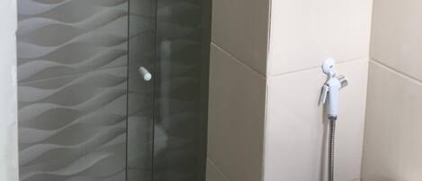 Douche, serviettes fournies, papier toilette
