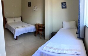 Desk, laptop workspace, blackout drapes, iron/ironing board - Hangar House Hostel (Belém)
