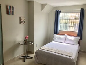 Desk, laptop workspace, blackout drapes, iron/ironing board - Hangar House Hostel (Belém)