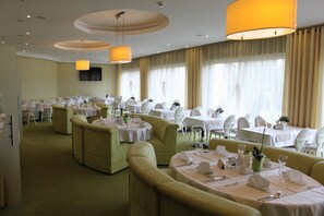 Petit déjeuner buffet (30 PLN par personne)