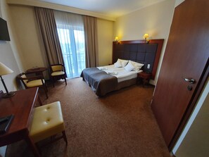 Doppel- oder Zweibettzimmer | Schreibtisch, Verdunkelungsvorhänge, schallisolierte Zimmer