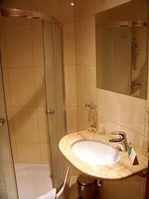 Shower, towels - Hotel Gniecki (Pruszcz Gdanski)