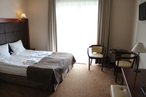 Bureau, rideaux occultants, chambres insonorisées