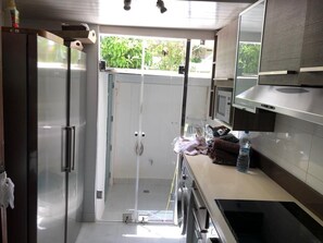 Bungalow | Private kitchen | Full-sized fridge, microwave, oven, stovetop - ALM Kabila (Allyene)