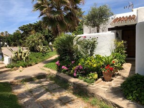 Property entrance - ALM Kabila (Allyene)