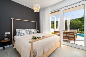 4 bedrooms, iron/ironing board, WiFi, bed sheets