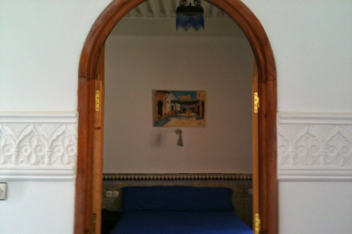 Quarto casal, banheiro privativo (Sultán) | Ferros/tábuas de passar roupa, berços grátis