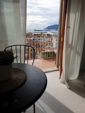 A balcony with a view of a cityscape and the sea. - Oasi Al Centro con Parcheggio (Salerno)