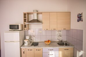 ثلاجة، ميكروويف، موقد طهي مسطح، ماكينة لصنع القهوة/الشاي