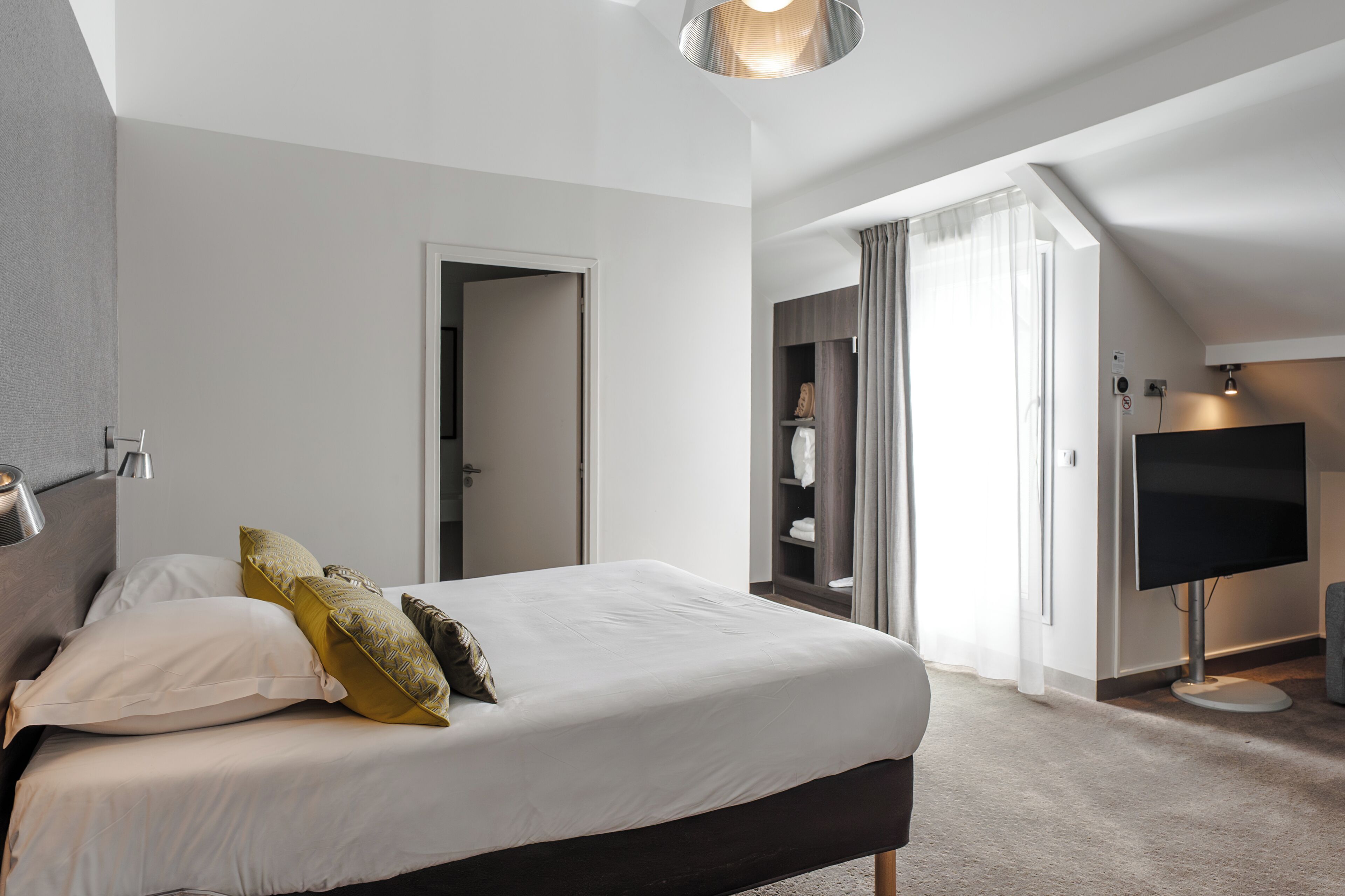 Family Room, 1 Queen Bed, Non Smoking (with Sofabed) | Desk, soundproofing, free WiFi, individually decorated