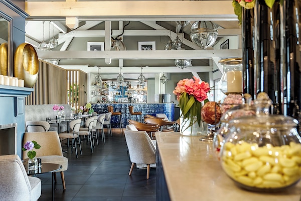 Lobby lounge