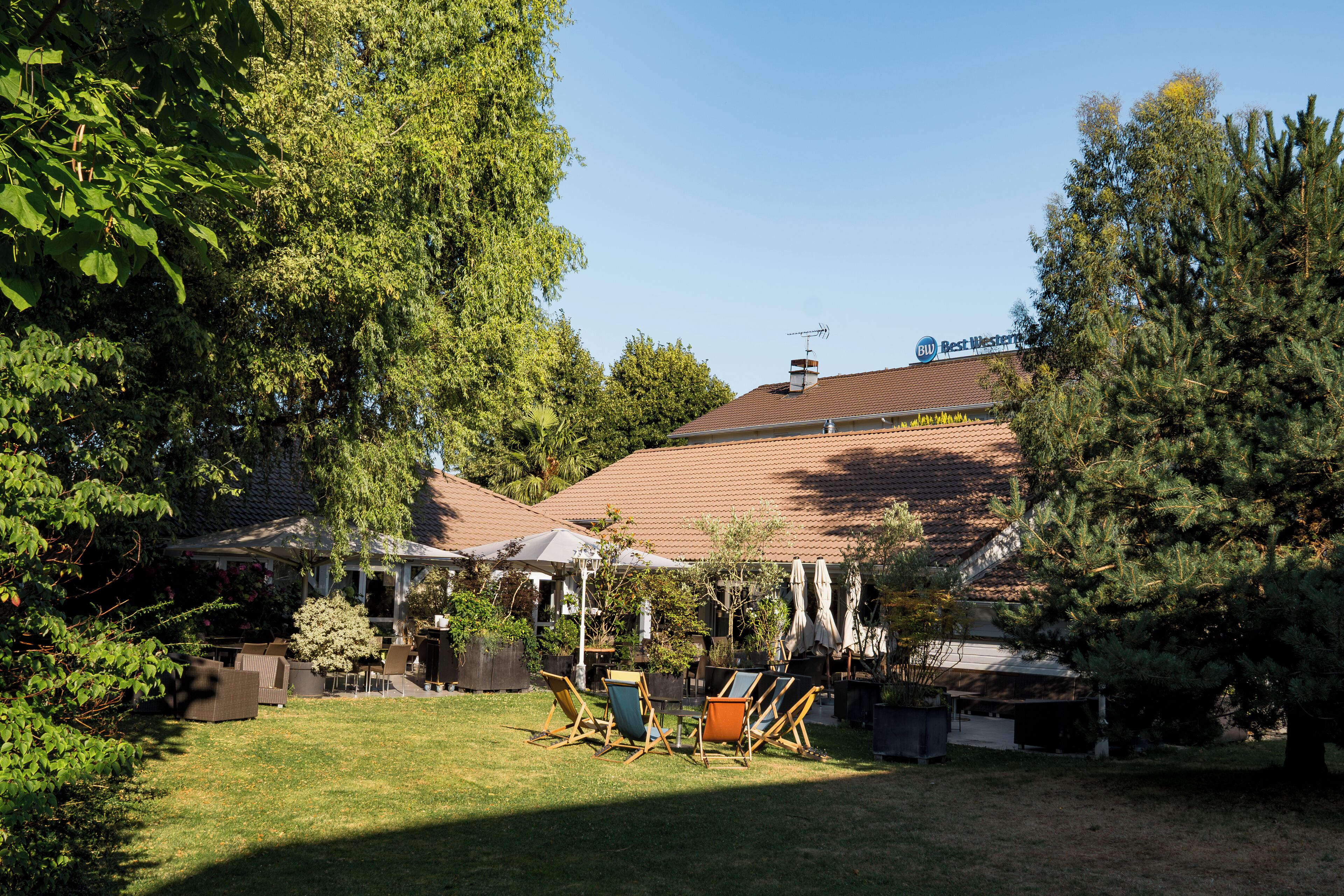 Lunch and dinner served